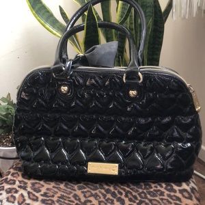 Betsey johnson black shiny heart print purse